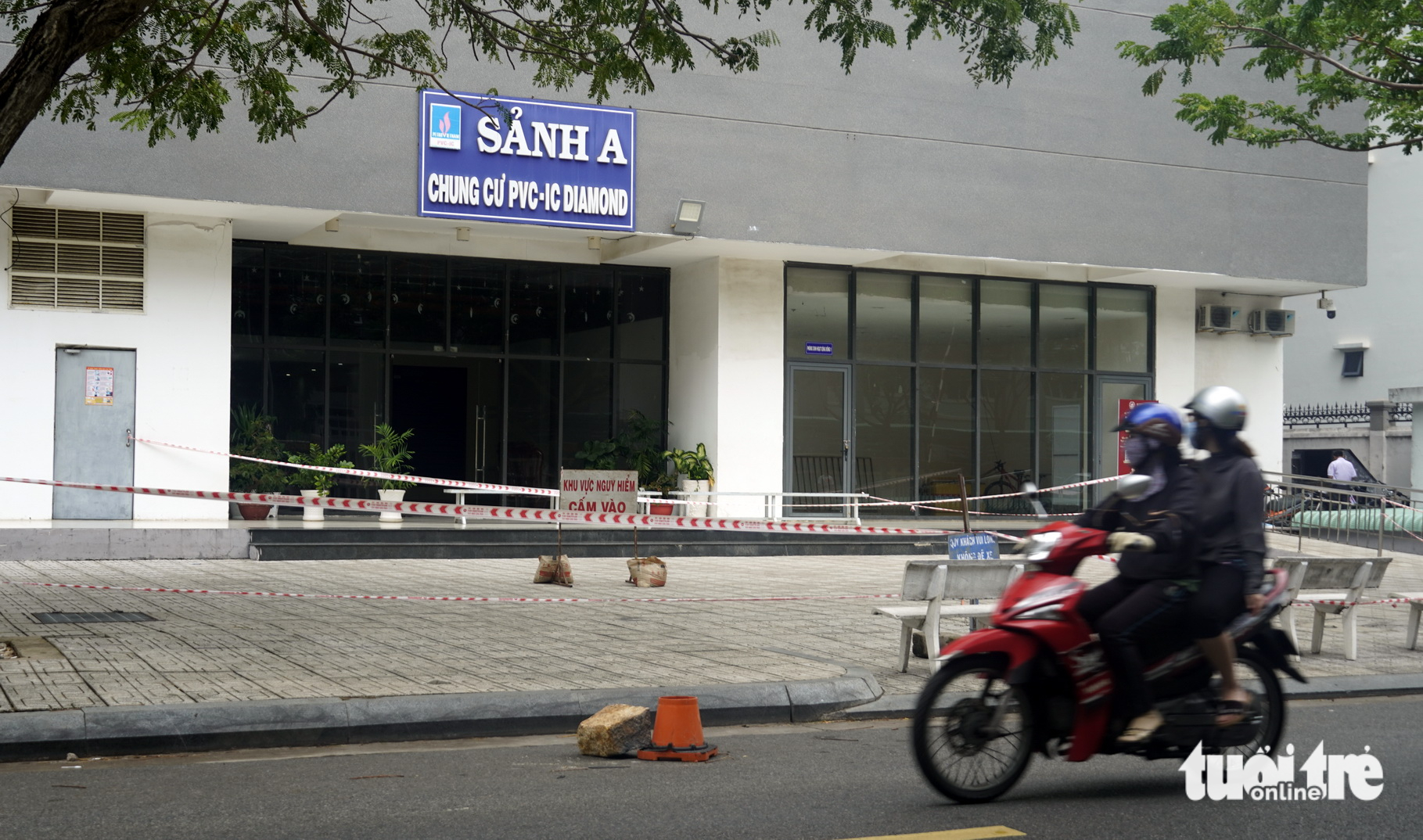 胡志明市建设厅检查位于Tam Thắng坊的16层裂缝的36层公寓