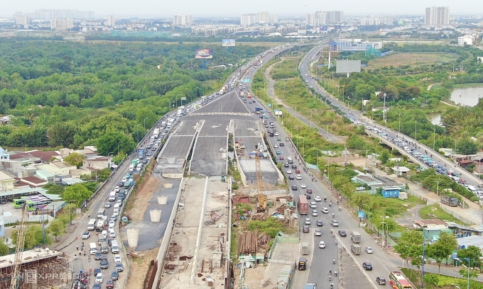 禁止摩托车进入胡志明市 - 龙城高速公路引道