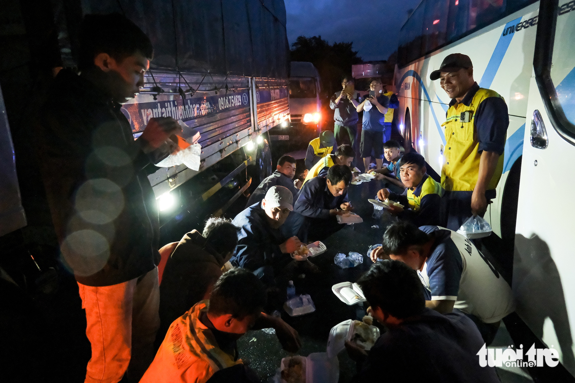 国道1号线上从庆和省前往富安旧方向的30公里交通堵塞开始缓解