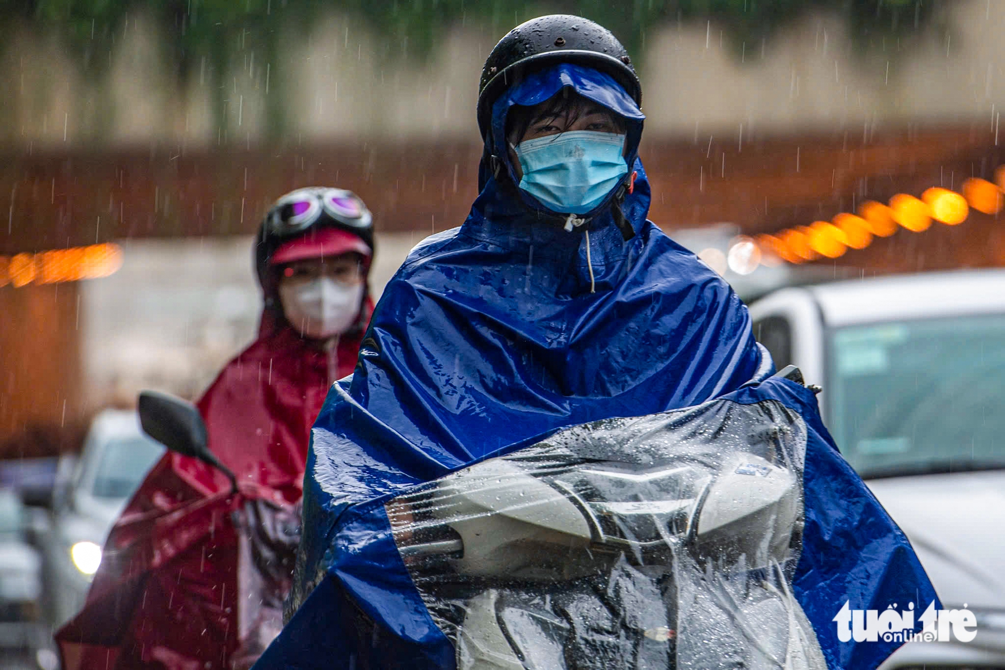 河内多条街道在雨中严重拥堵