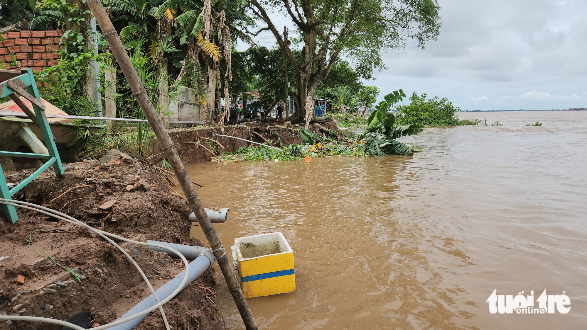 洪水上涨结合潮汐导致西部多省发生山体滑坡