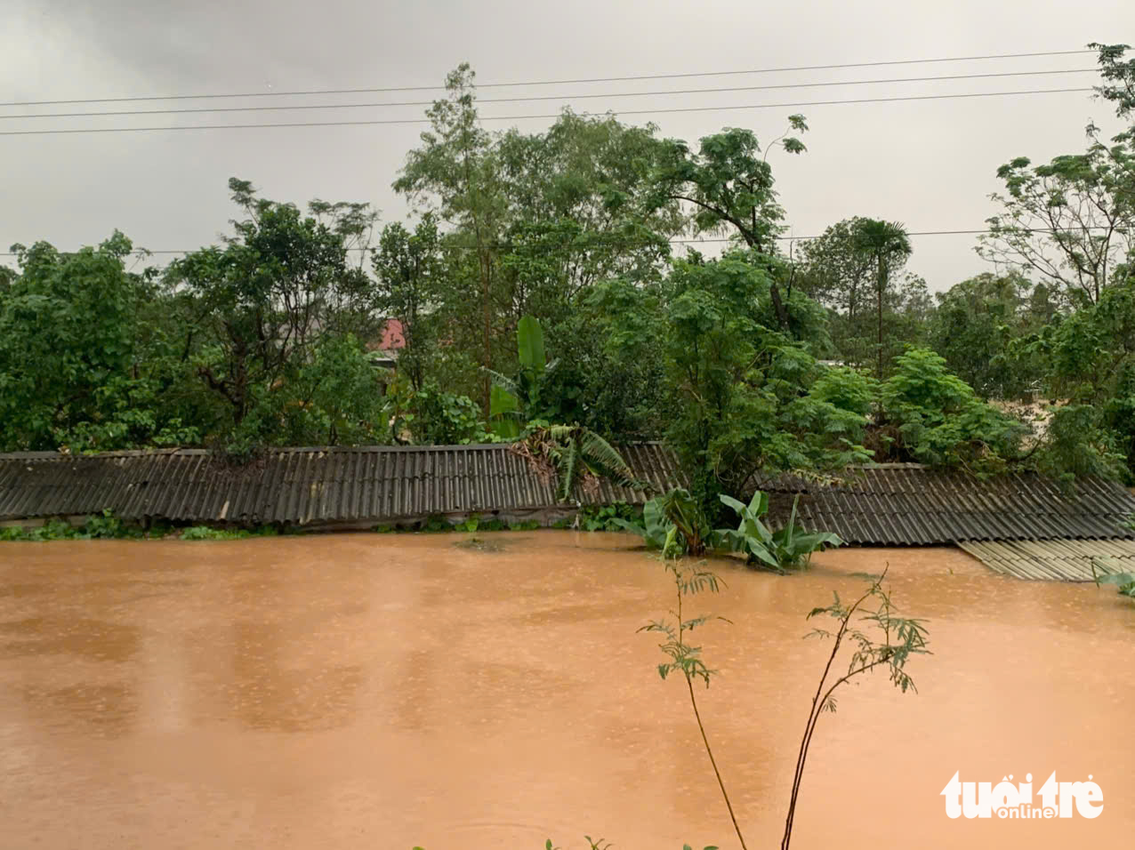暴雨和洪水导致村庄被孤立，道路淹没在水中