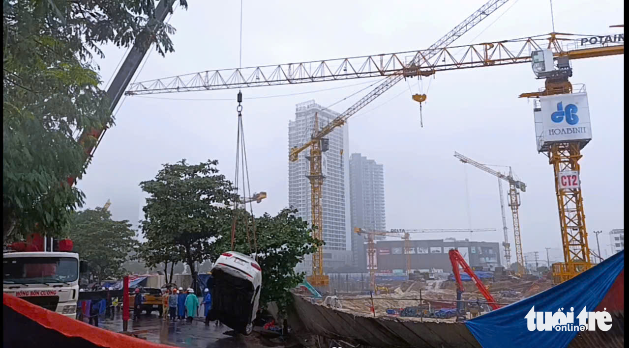 岘港‘死亡之坑’吞噬两辆汽车事件：路面出现多处裂缝