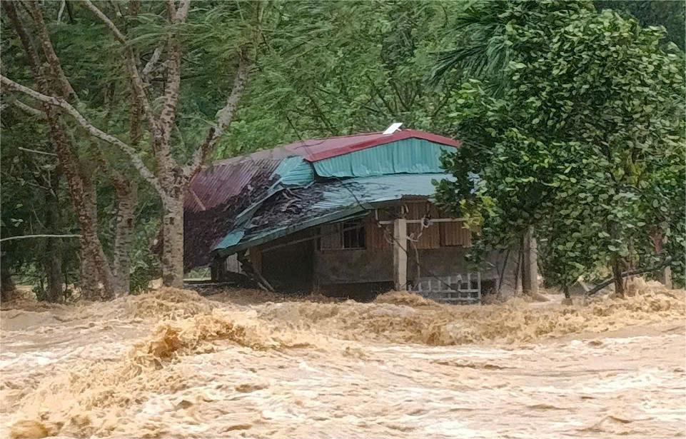 穿越暴雨洪水，救援两名被困在洪水中倾斜房屋中的老人