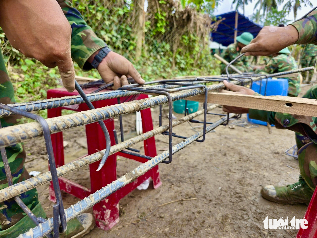 军队连夜为富安省洪水区民众建房