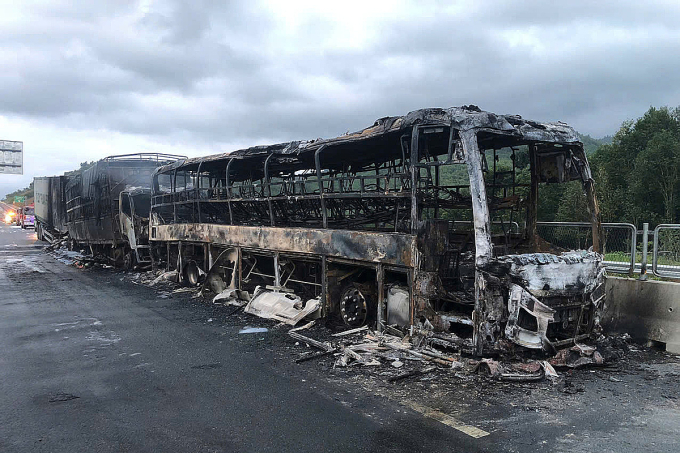 云峰-芽庄高速连环事故后三辆汽车烧毁