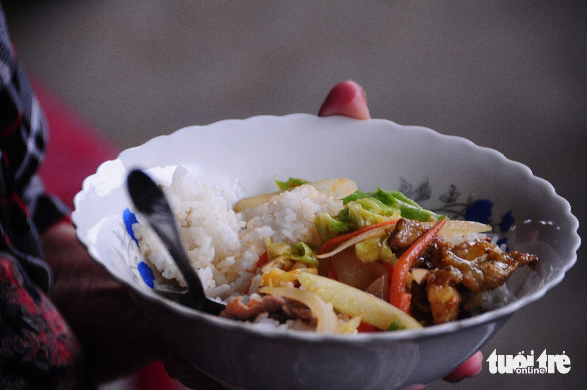 洪水肆虐地区居民伴着雨水和泪水的简单餐食