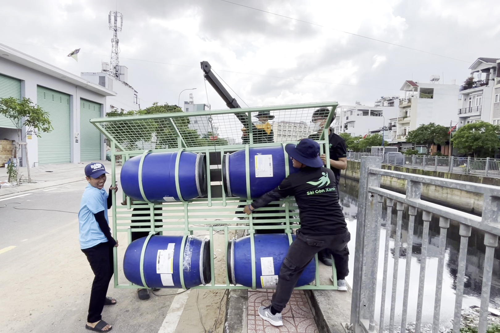 在黑水渠安装新版垃圾拦截浮筒，清洁工无需下水