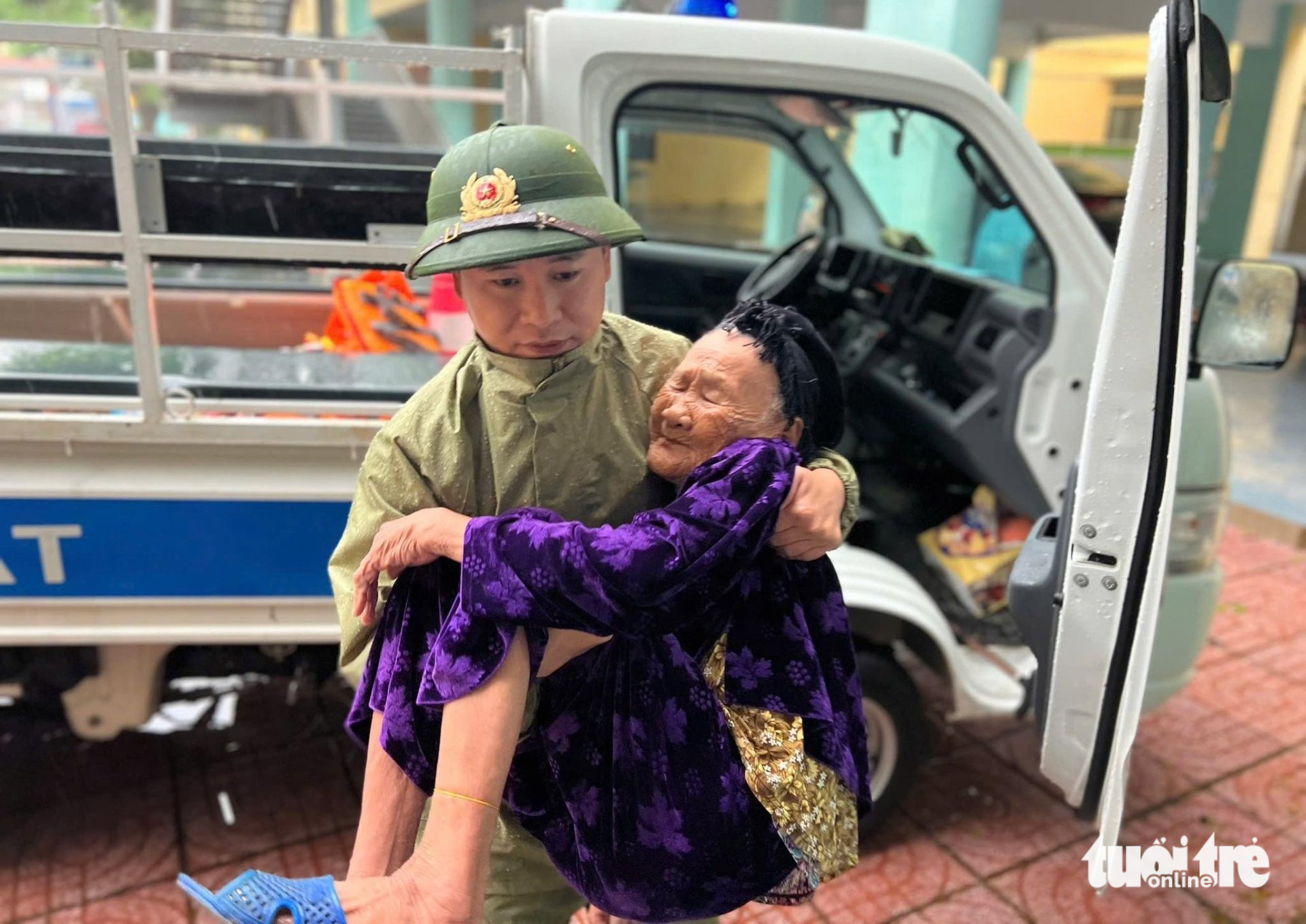 居民躲避Bualoi台风，担心房屋在台风后状况
