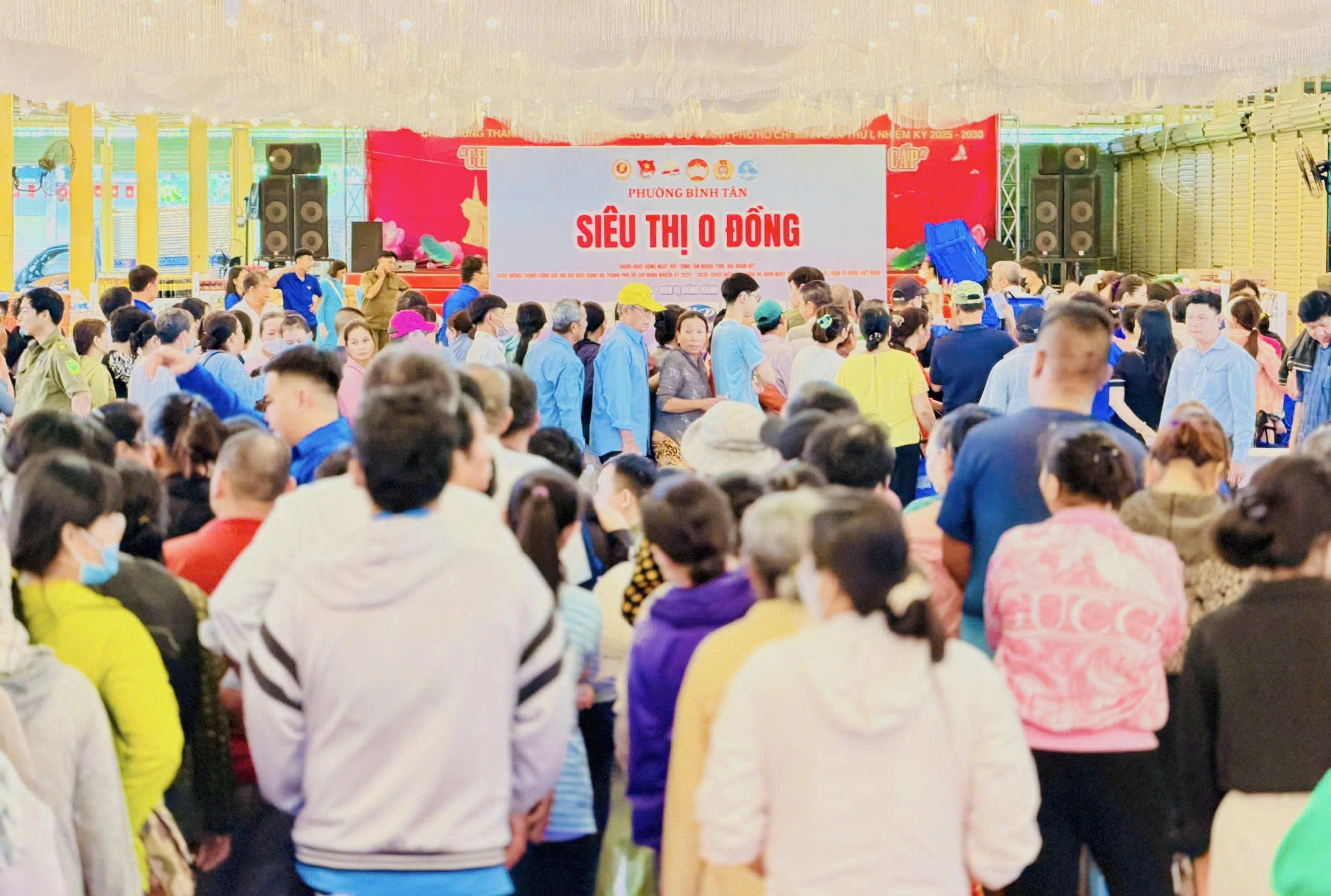 平新区，胡志明市为300户困难家庭组织'0元超市'