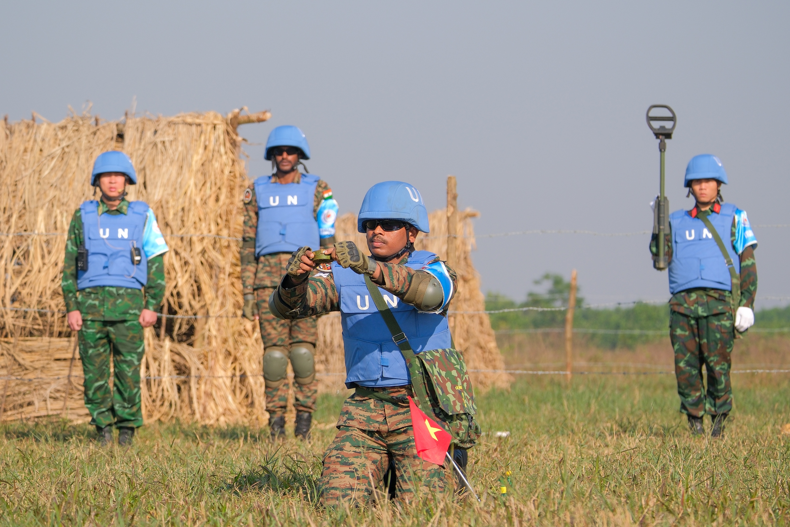 越南与印度进行实地演习，直升机、无人机参与