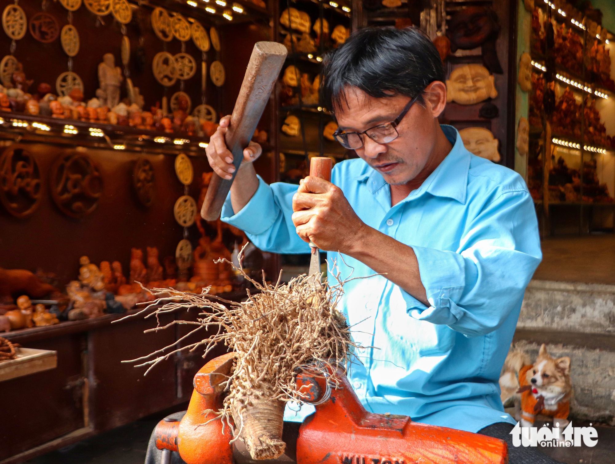 前往会安观看制作会笑的竹根雕刻艺人| 越南中文社｜越南新闻与政策信息