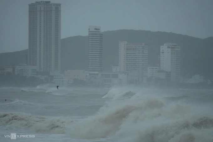 台风Kalmaegi逼近海岸时击碎酒店玻璃