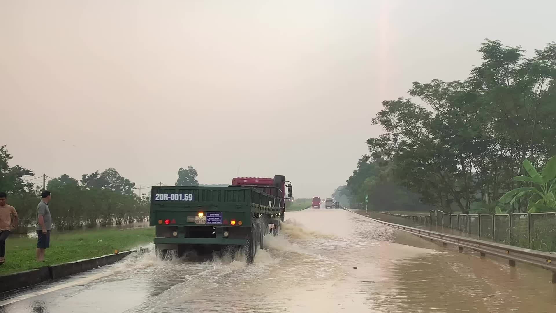 河内-太原高速公路积水半米，限制车辆通行
