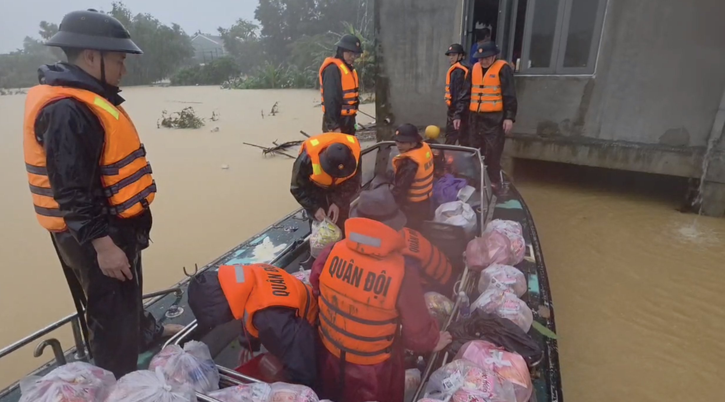 当看到海军部队带着特种船只到达洪水中心时，人们挥手欢呼