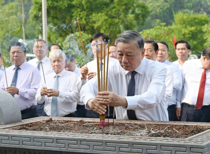 总书记苏林会见人民，在新潮献花