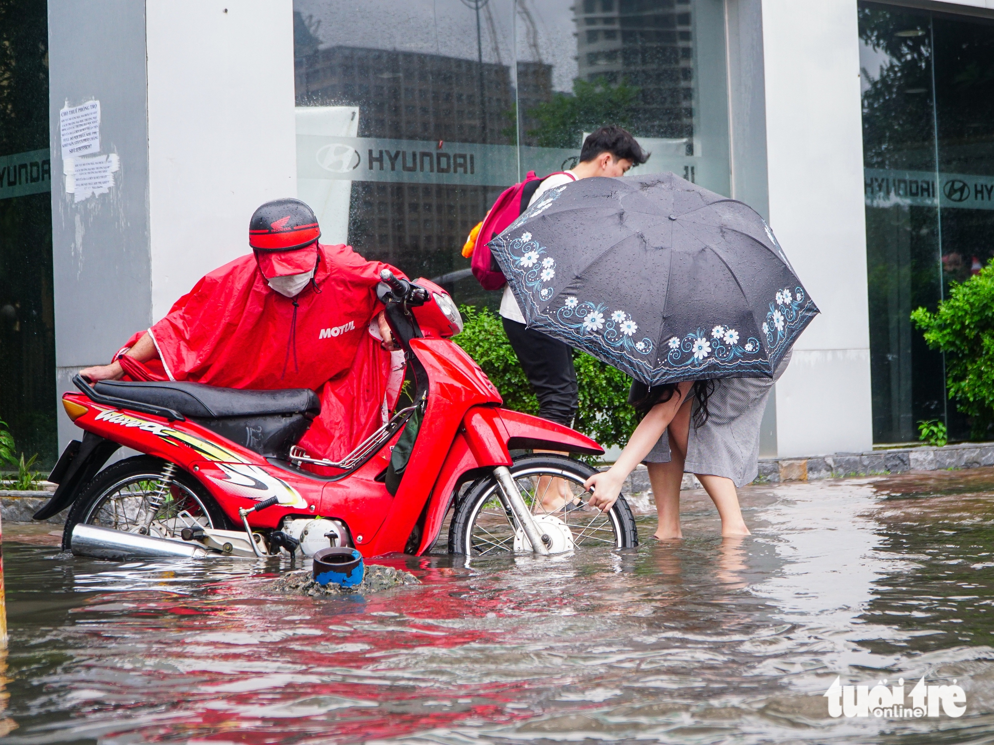 大雨持续一整天，河内街道深陷积水