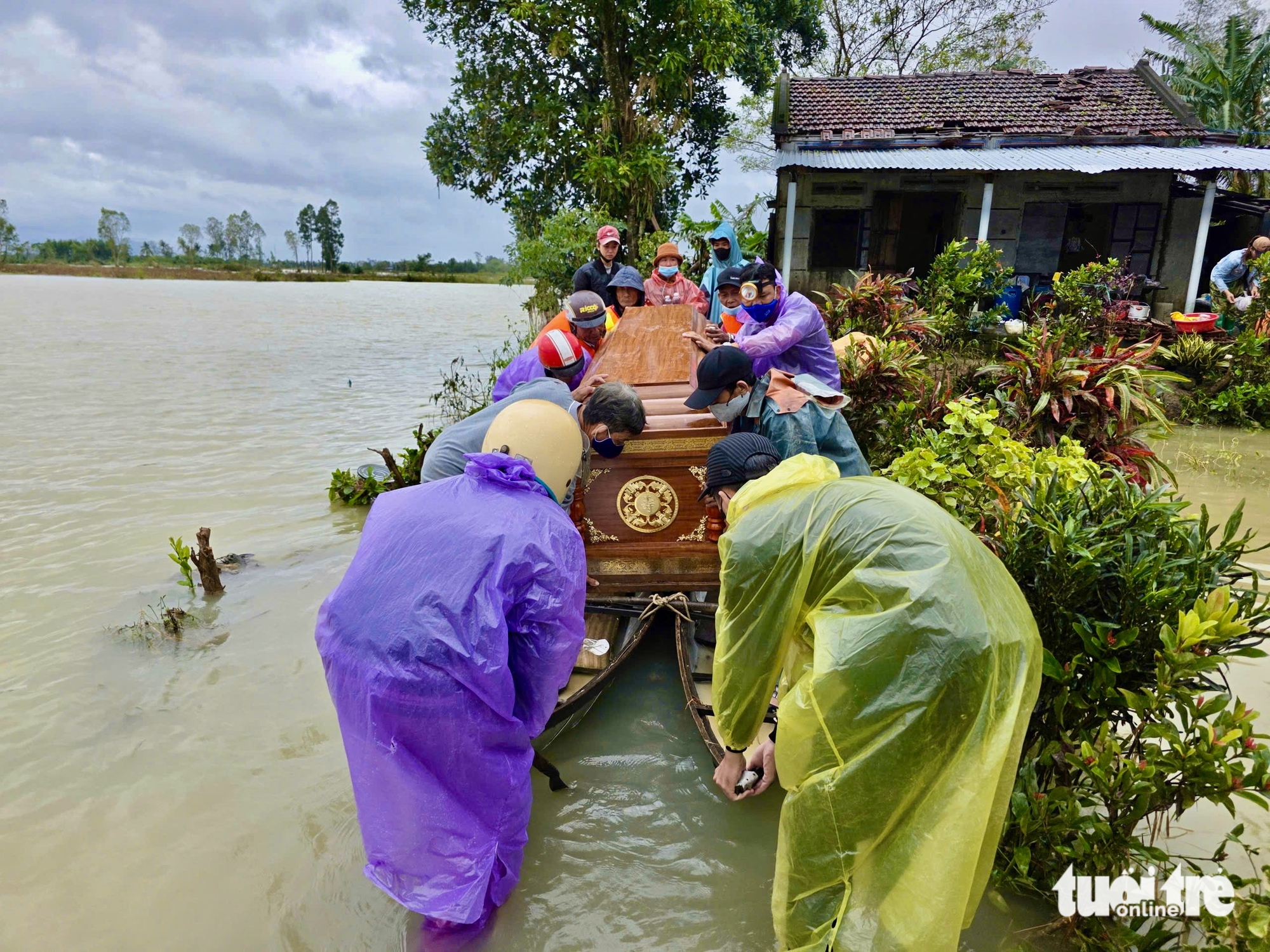 洪水地区的泪水告别
