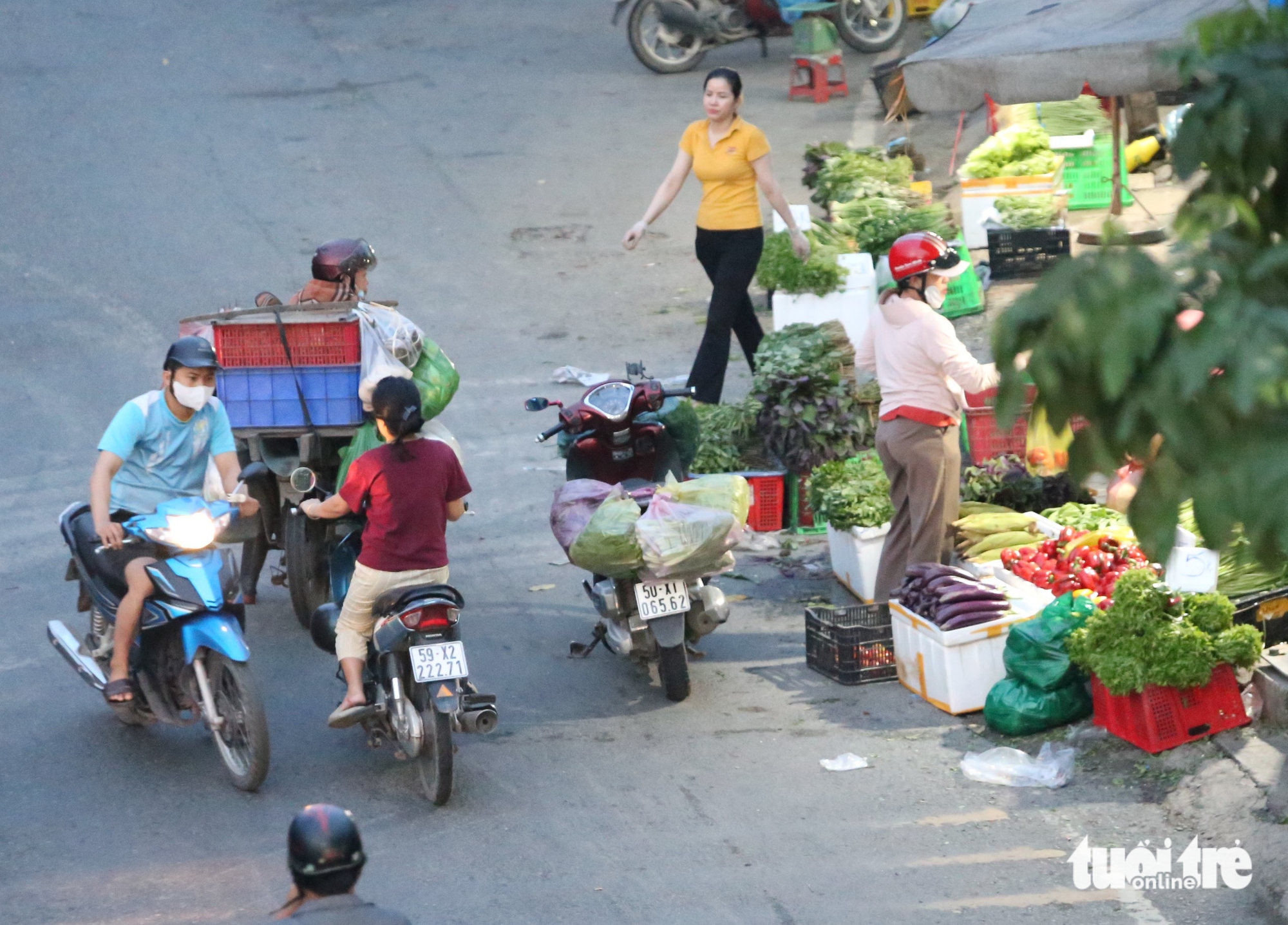 胡志明市摩托车排队逆行，多条道路成为违规者的专用车道