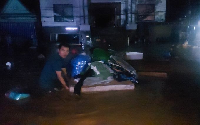 在汹涌的洪水中游泳救出五名被困者