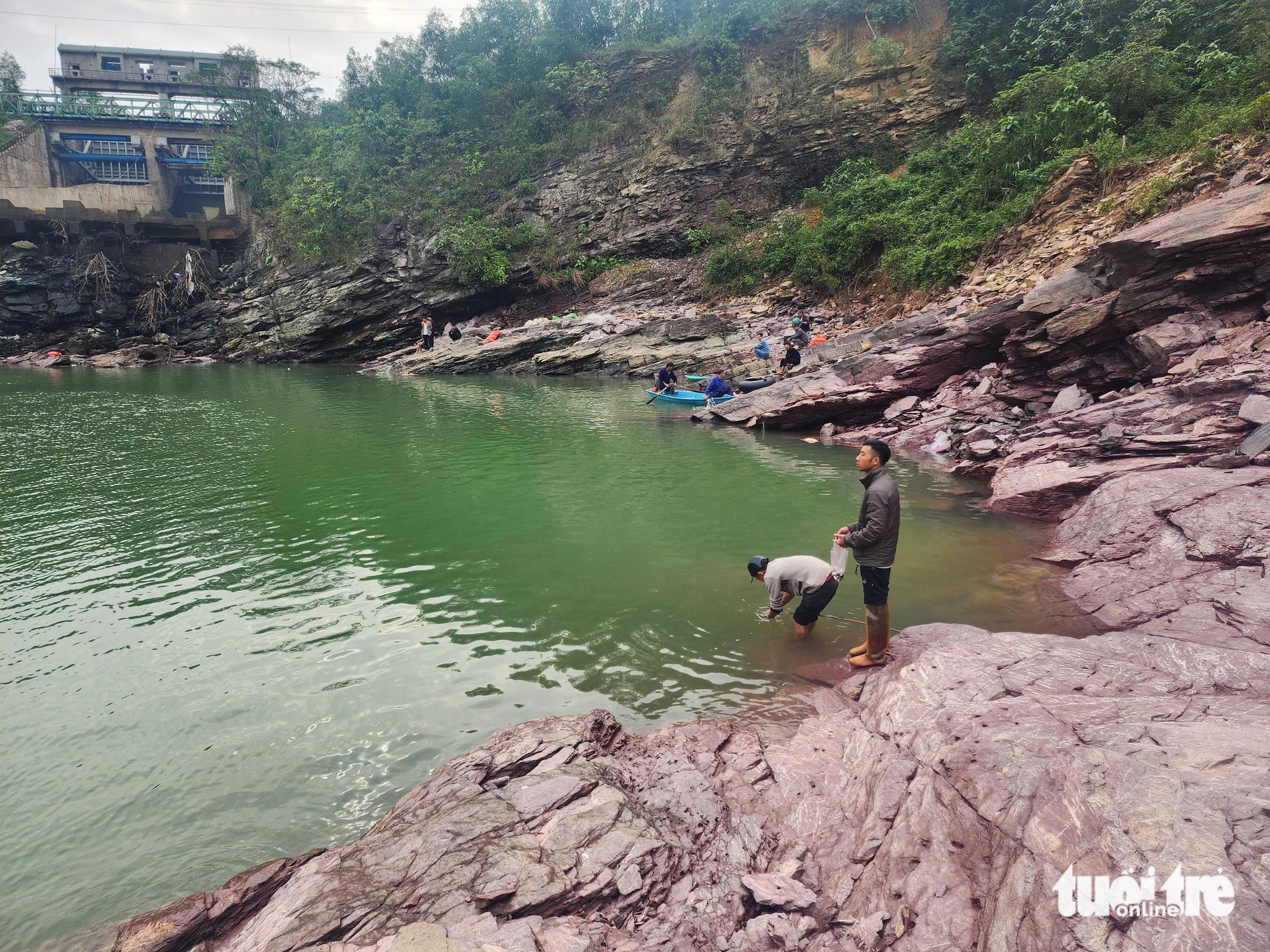 洪水泄洪时，人们争相捕捞格戈湖的'巨型'鱼