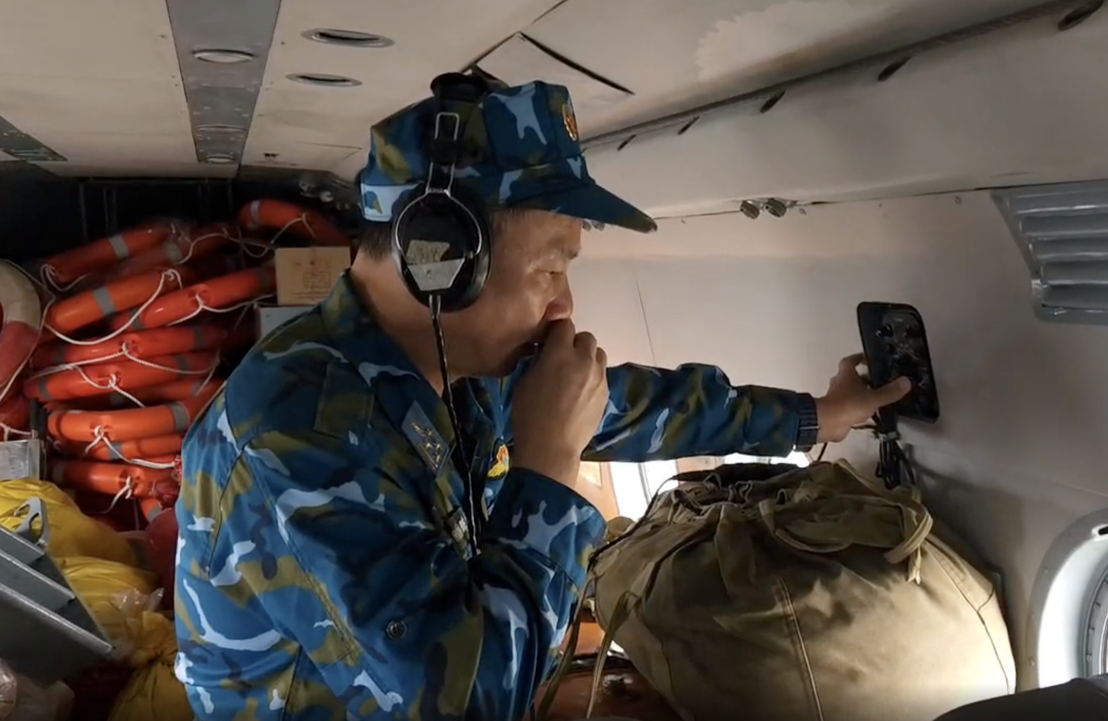 372师直升机飞入洪水隔离区，空投救援物资给民众