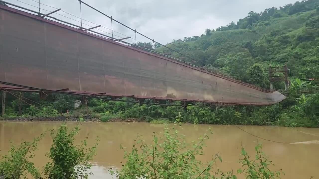 吊桥缆绳断裂，载有乡镇干部抗洪的汽车坠入河中