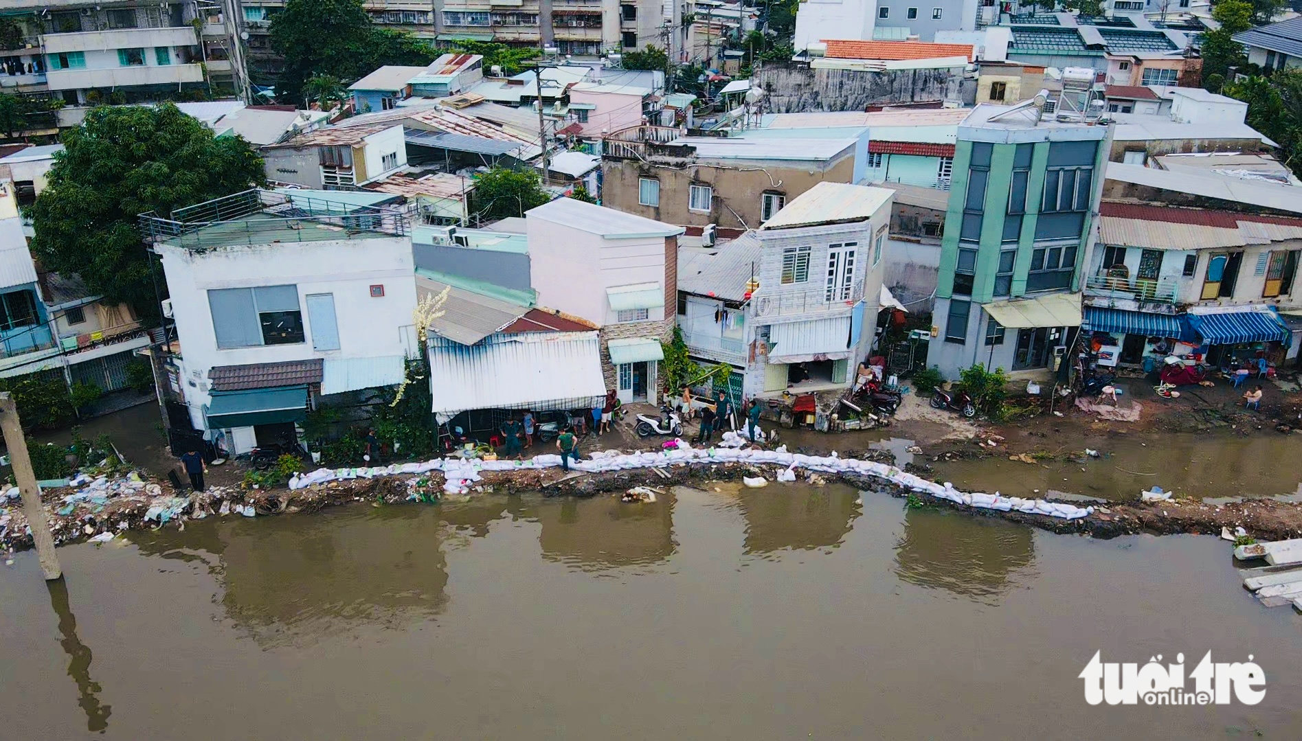 潮汐越过Thanh Đa的屏障，在Hiệp Phước淹没半辆车