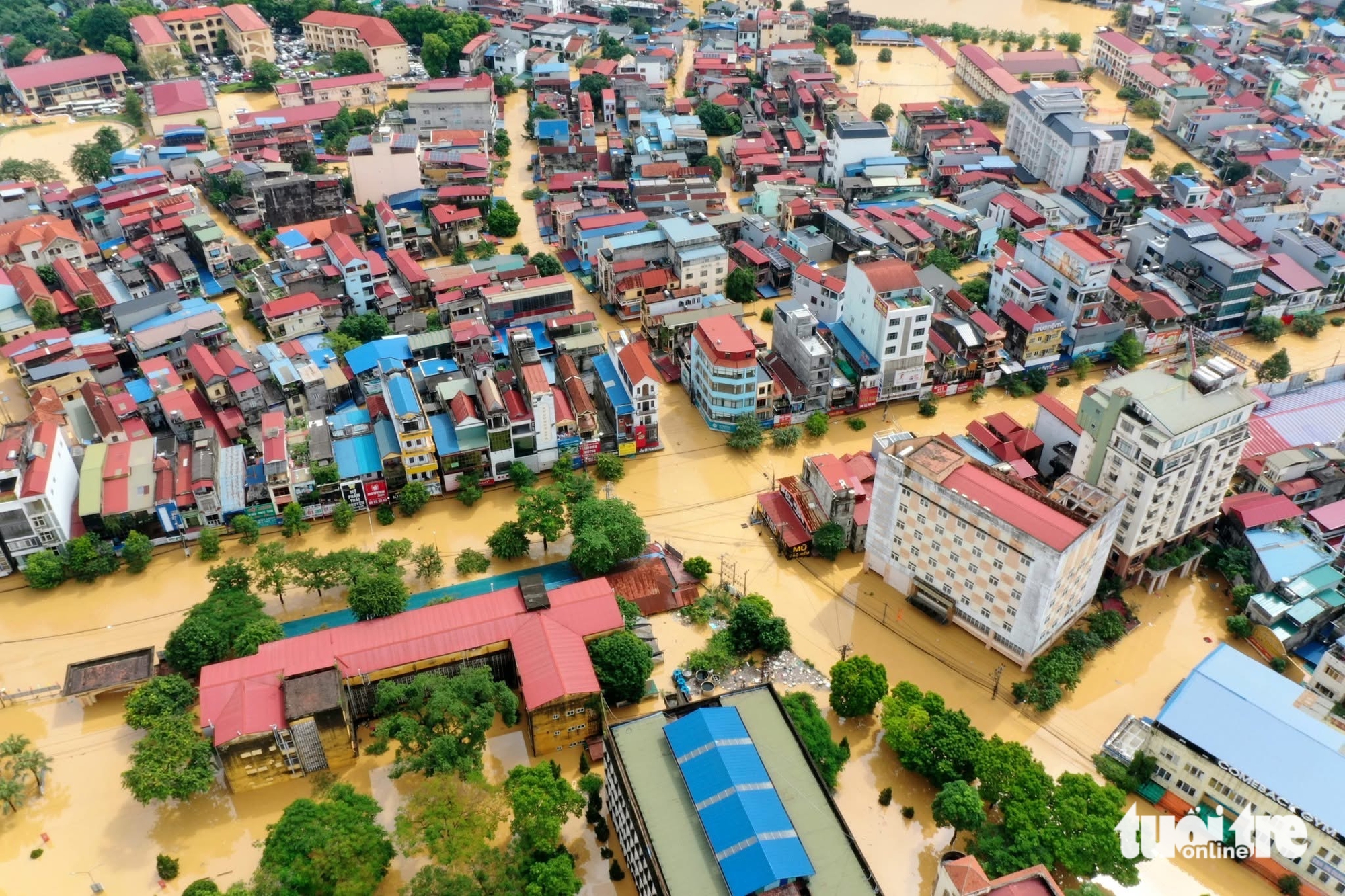 太原洪水区居民爬上屋顶乞求一瓶水