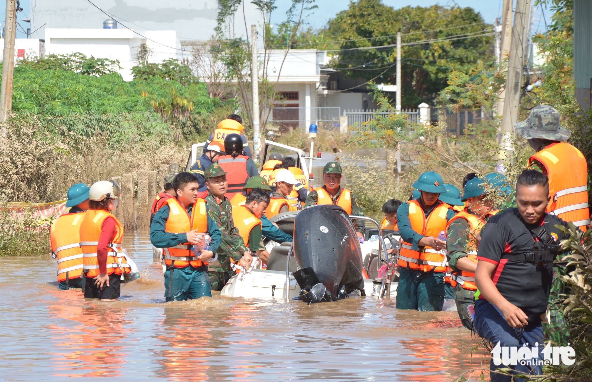 平顺旧区多地仍被洪水深淹
