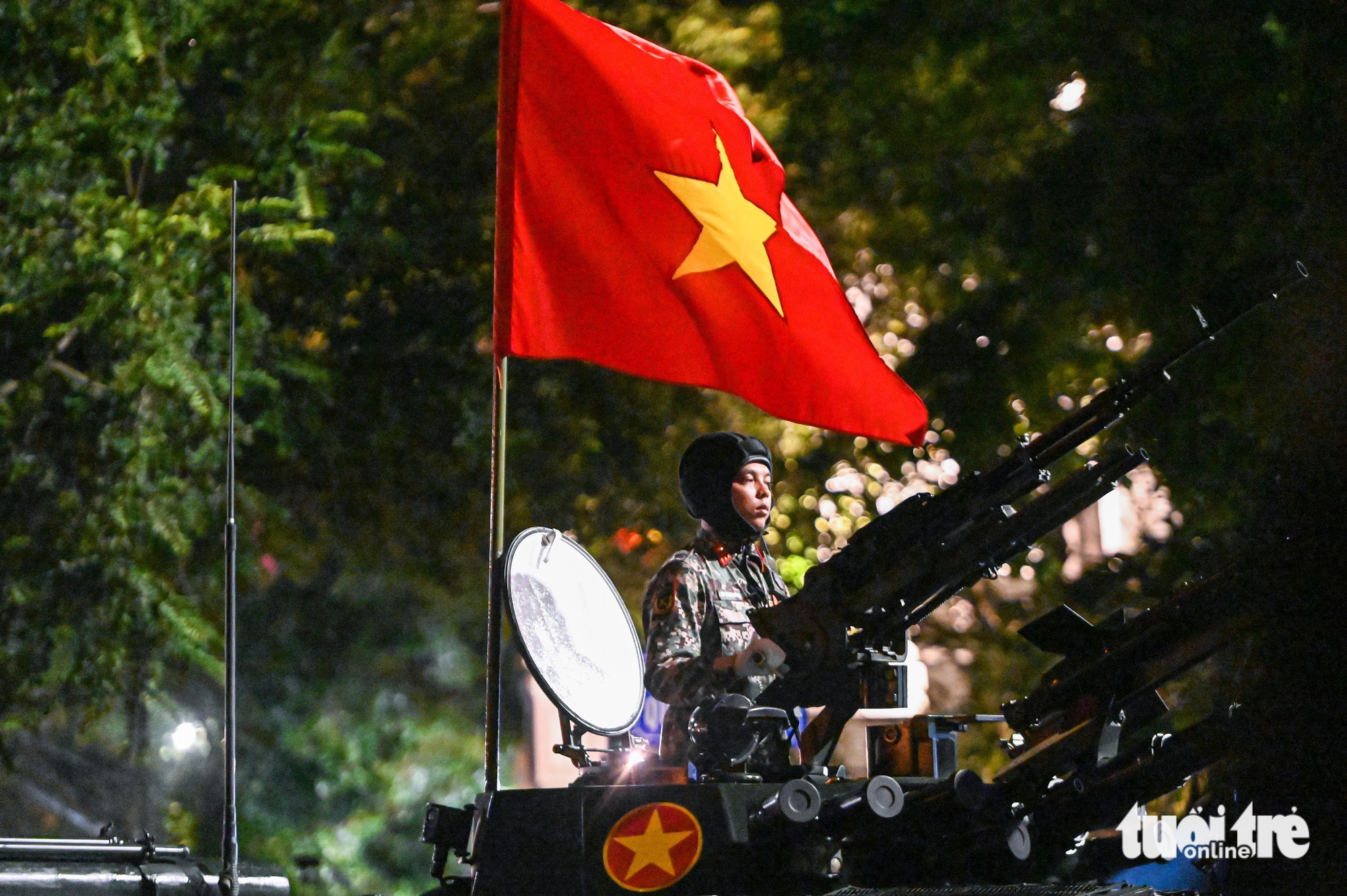 坦克和导弹雄壮地行驶在首都各条道路上，为阅兵总彩排做好准备