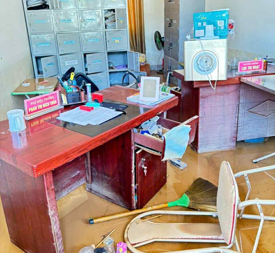 洪水逐渐退去，留下满目疮痍和担忧