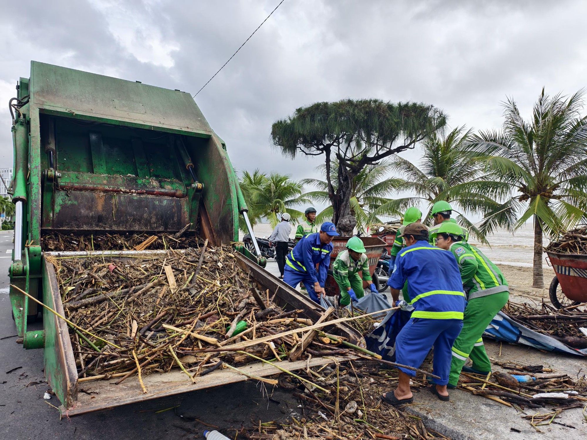 胡志明市环卫工人和垃圾压缩车支援庆和省洪水后清洁工作
