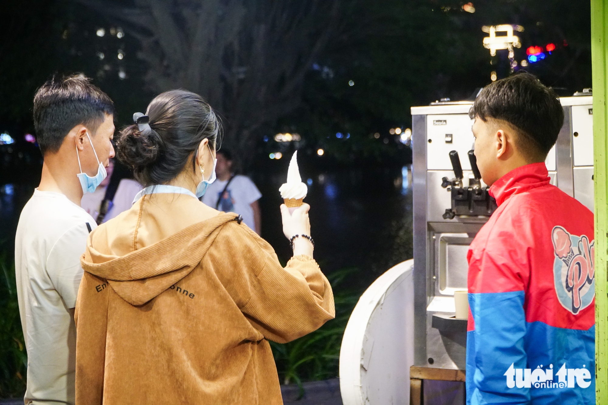河内人在初冬寒风中上街'教堂柠檬茶'，吃'轻松'的还剑冰淇淋