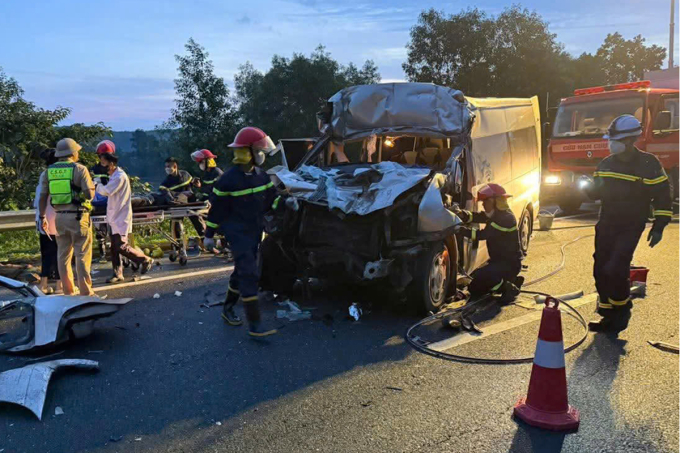 婚礼车队在高速公路上发生事故，4人死亡