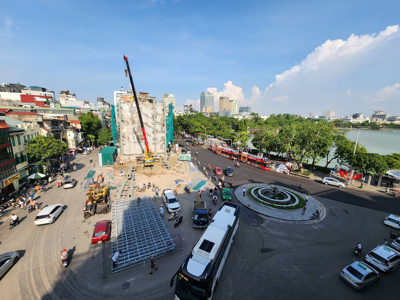 围绕还剑湖的‘钻石’土地上许多机构正在搬迁总部以建设公园