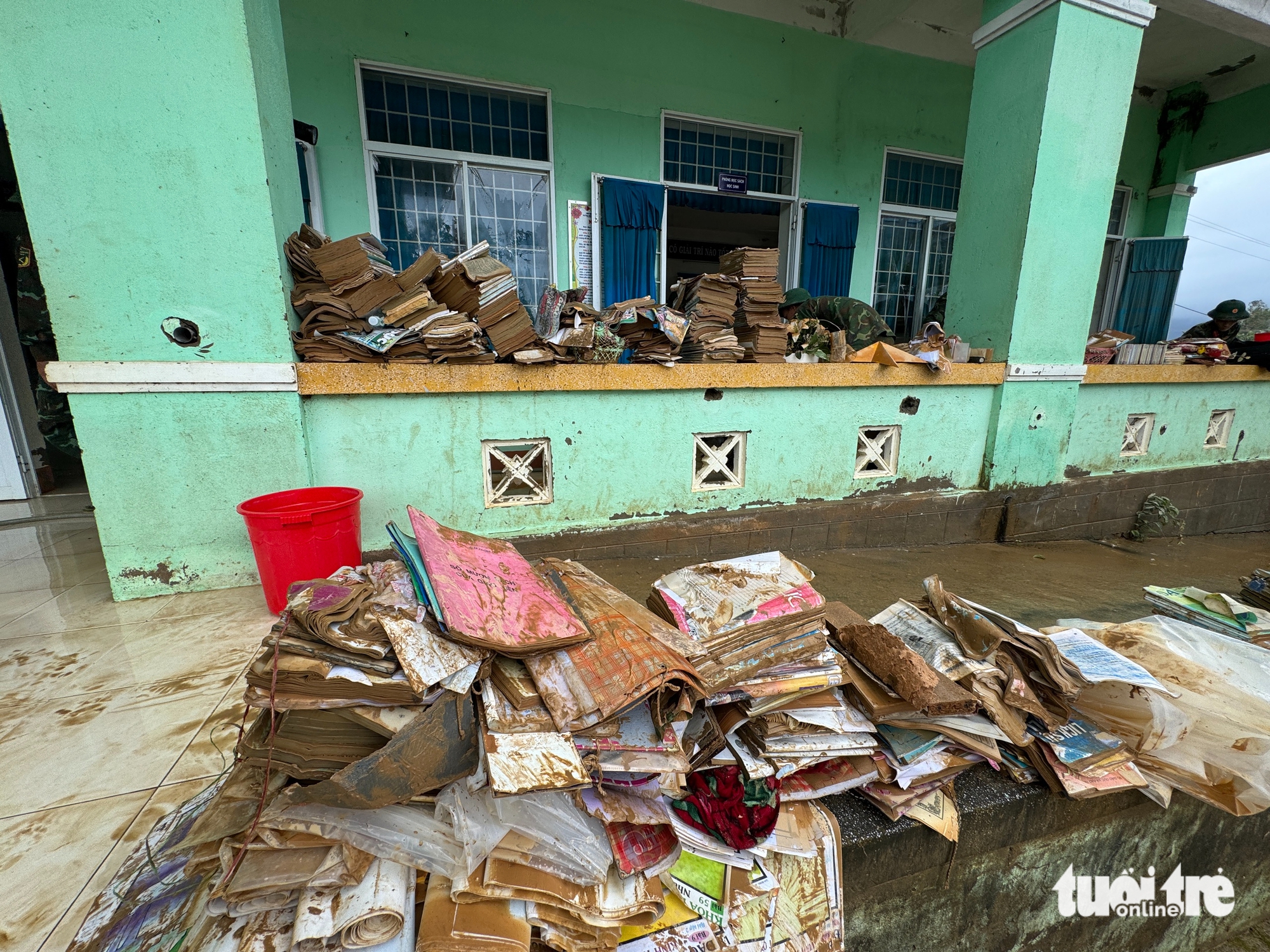 许多洪水地区的学校紧急修复以迎接学生返校