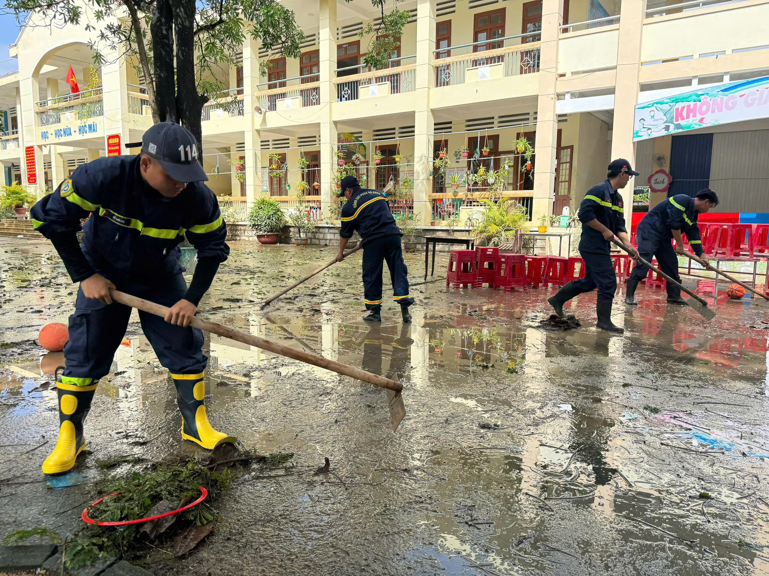 胡志明市消防员前往旧富安省支援洪水后灾民，交付近100吨救援物资