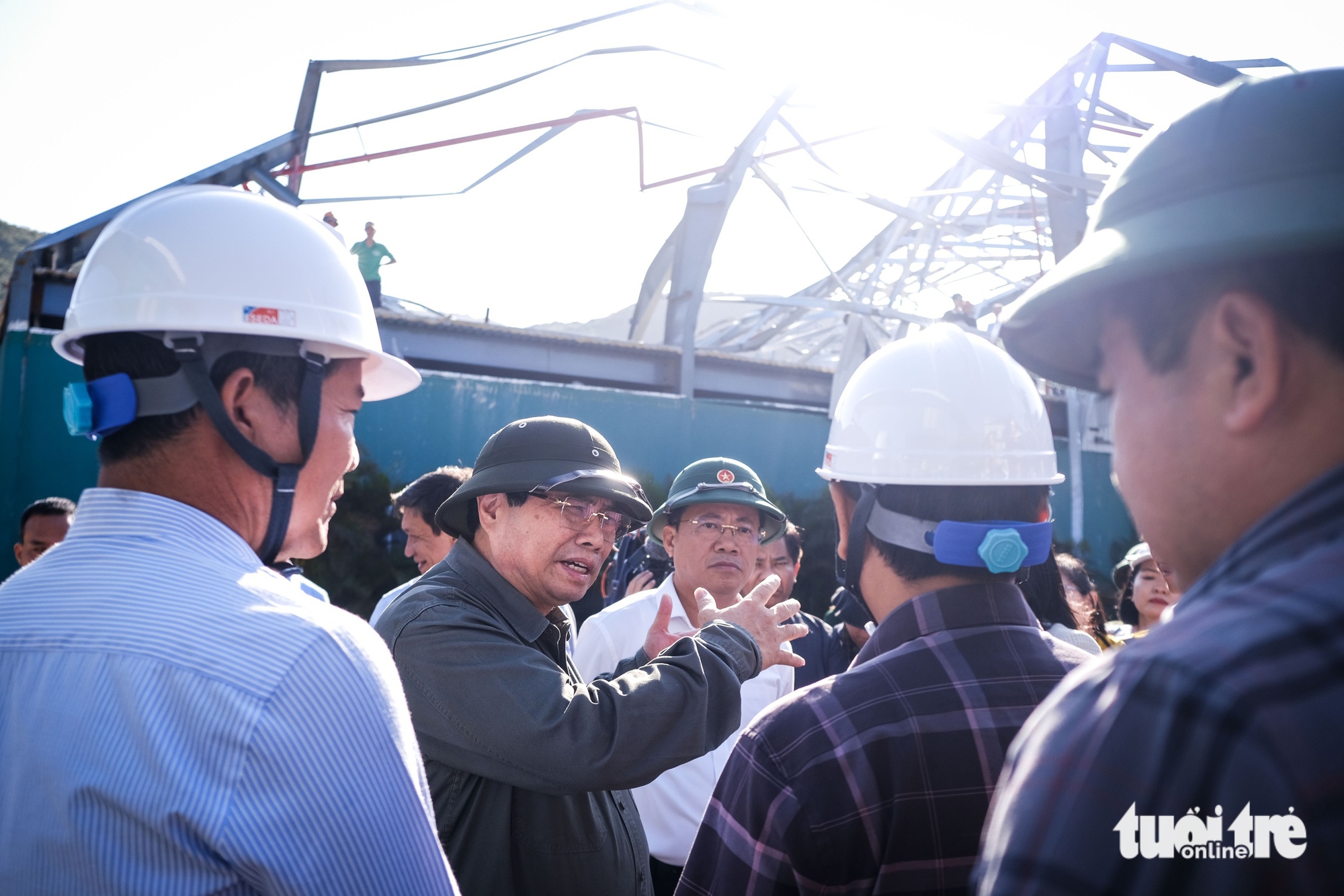 视察13号台风中心地区，范明政总理指示为民众重建房屋