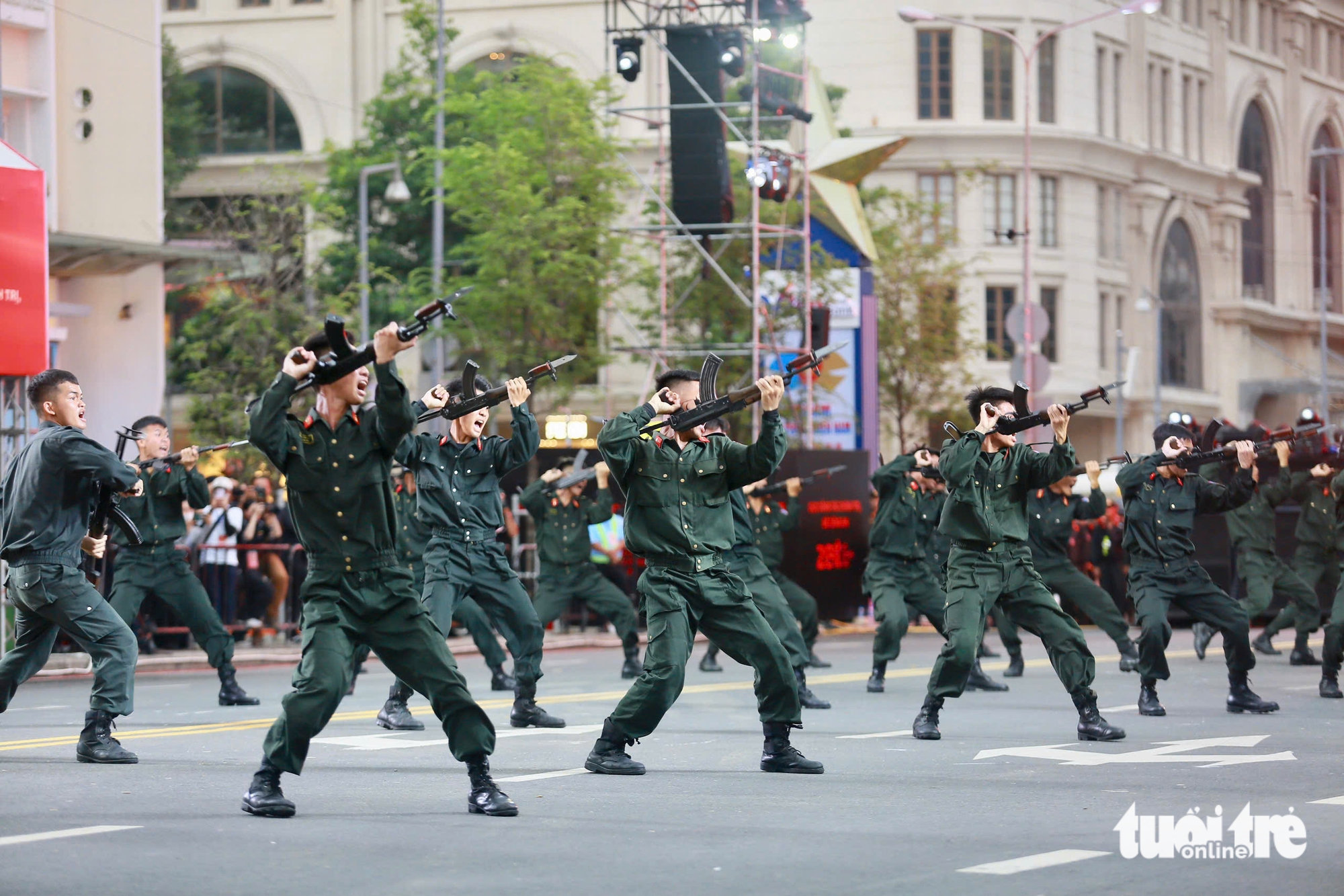 目睹胡志明市公安武术、业务表演