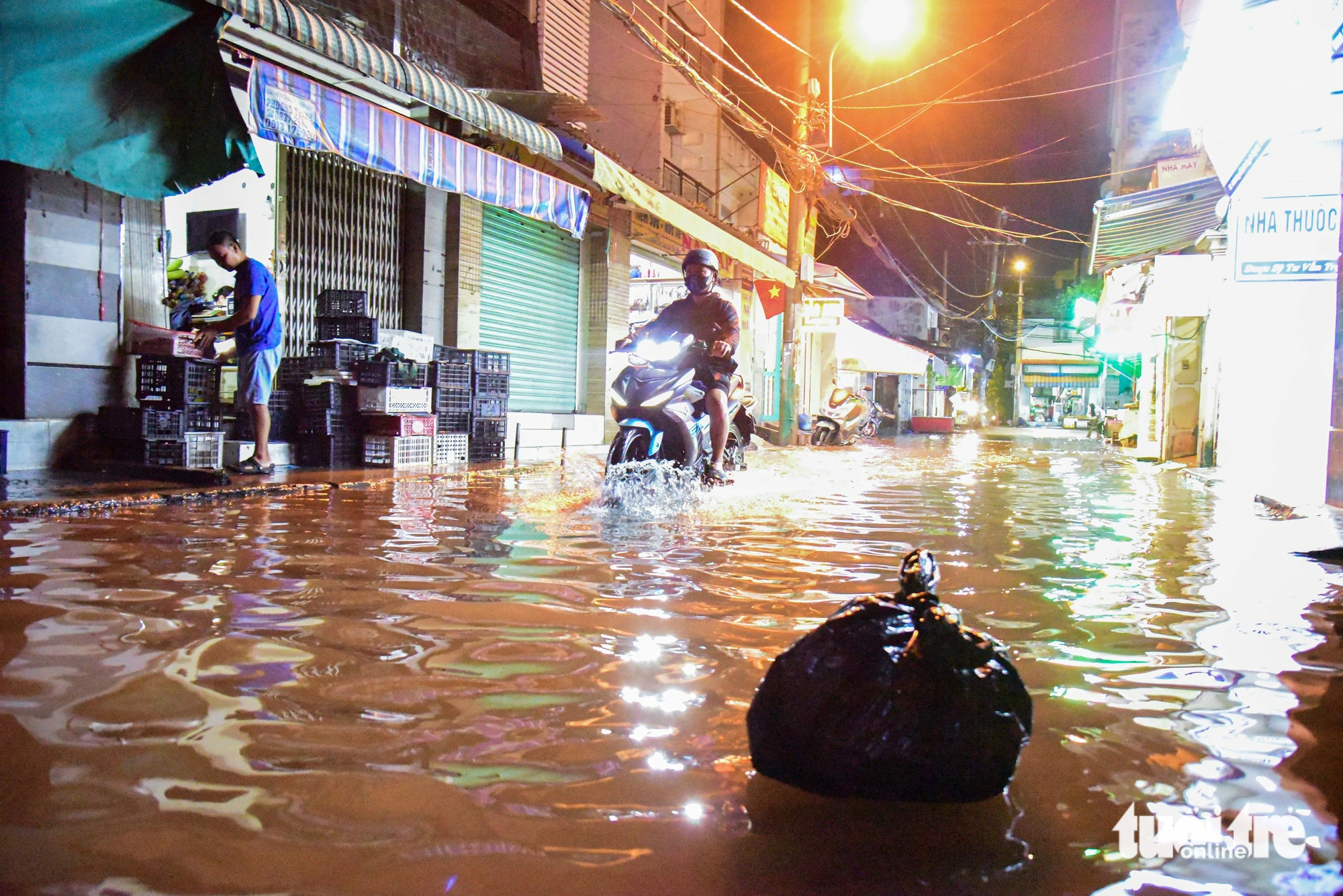 尽管雨已停很久，居民仍在积水中跋涉