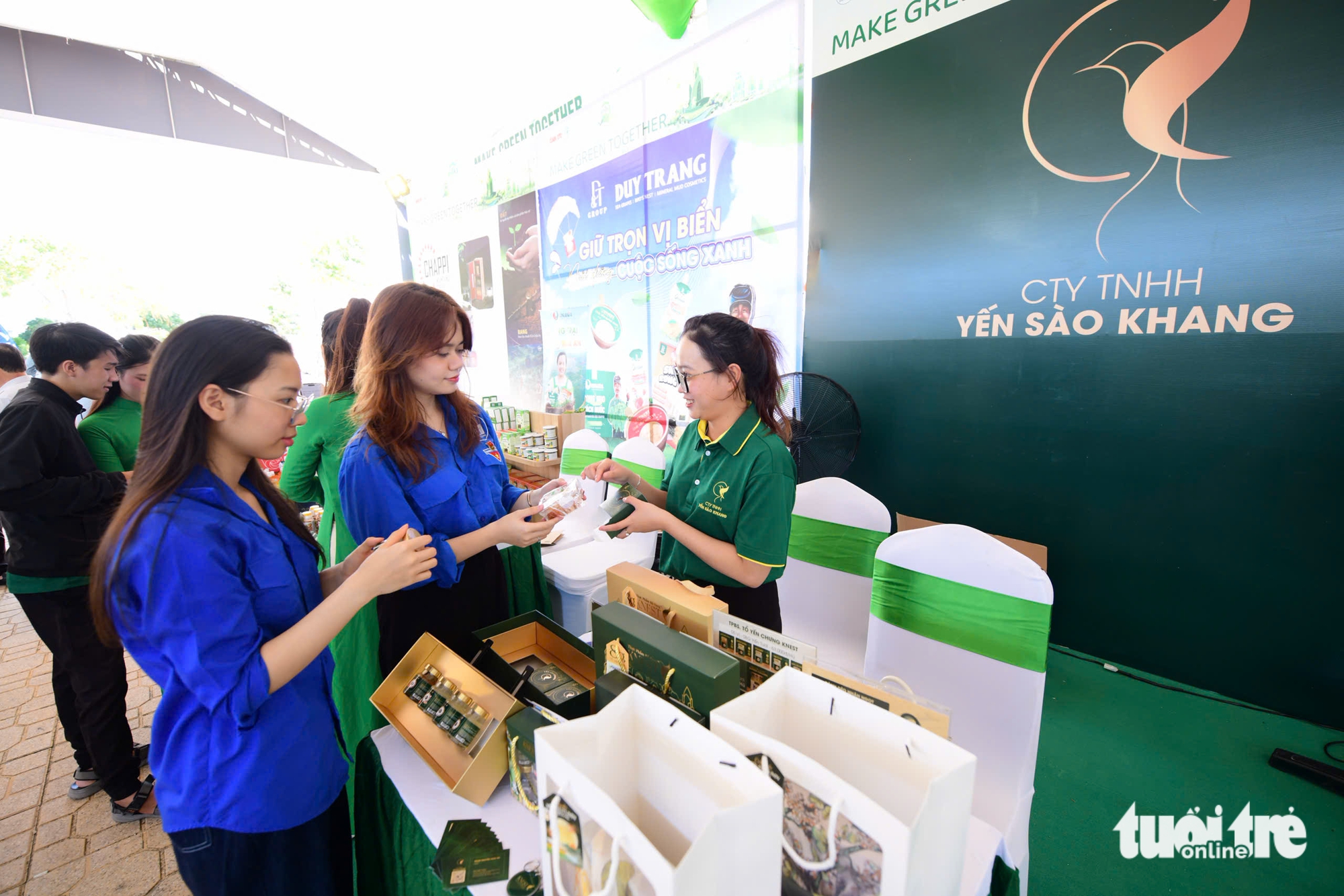 在绿色体验日试驾电动汽车，了解循环农业产品