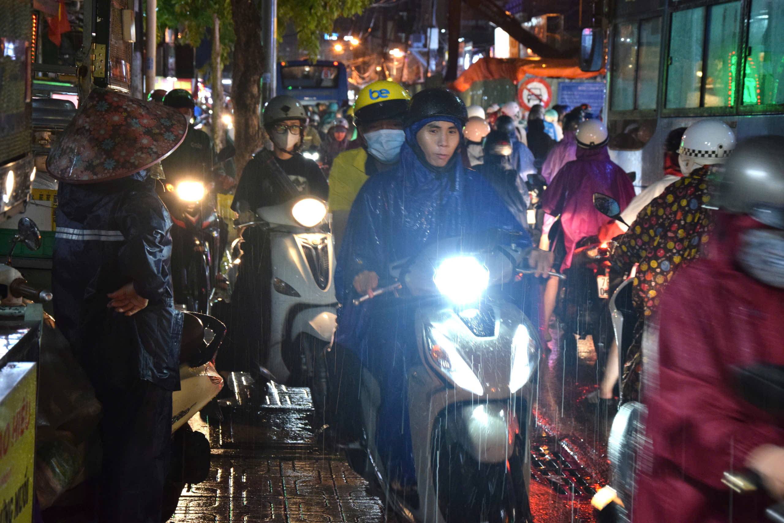 大雨近两小时，胡志明市西部多条道路深积水，车辆大规模熄火