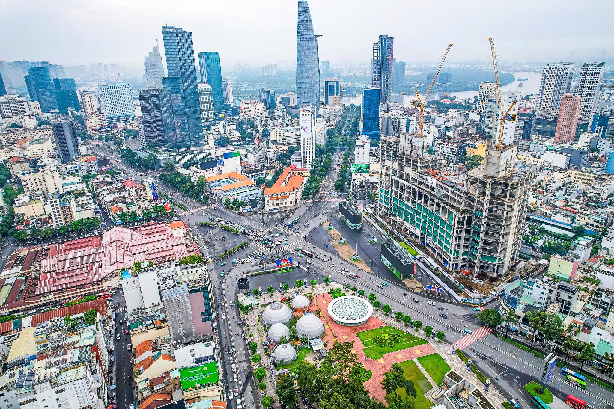 12月8日上午新闻：国会讨论修改补充胡志明市发展特殊机制政策