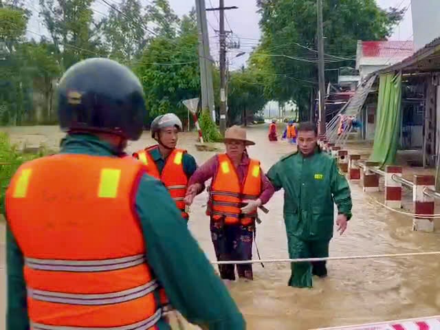 大雨，洪水汹涌而来，去市场的人逃跑，小贩来不及反应