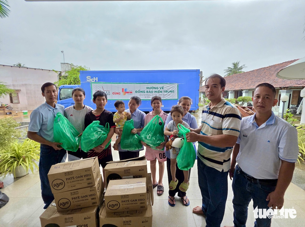 GREENFEED越南公司联合青年报向平定省、富安省旧洪灾区民众赠送礼物