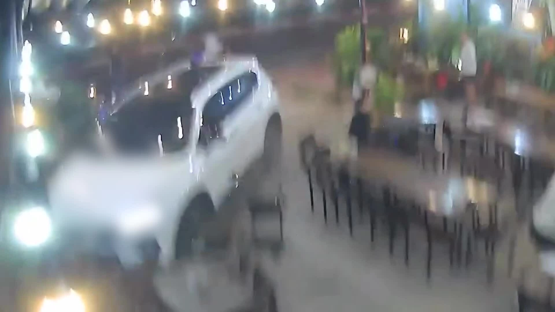 驾车冲进餐厅，一人死亡