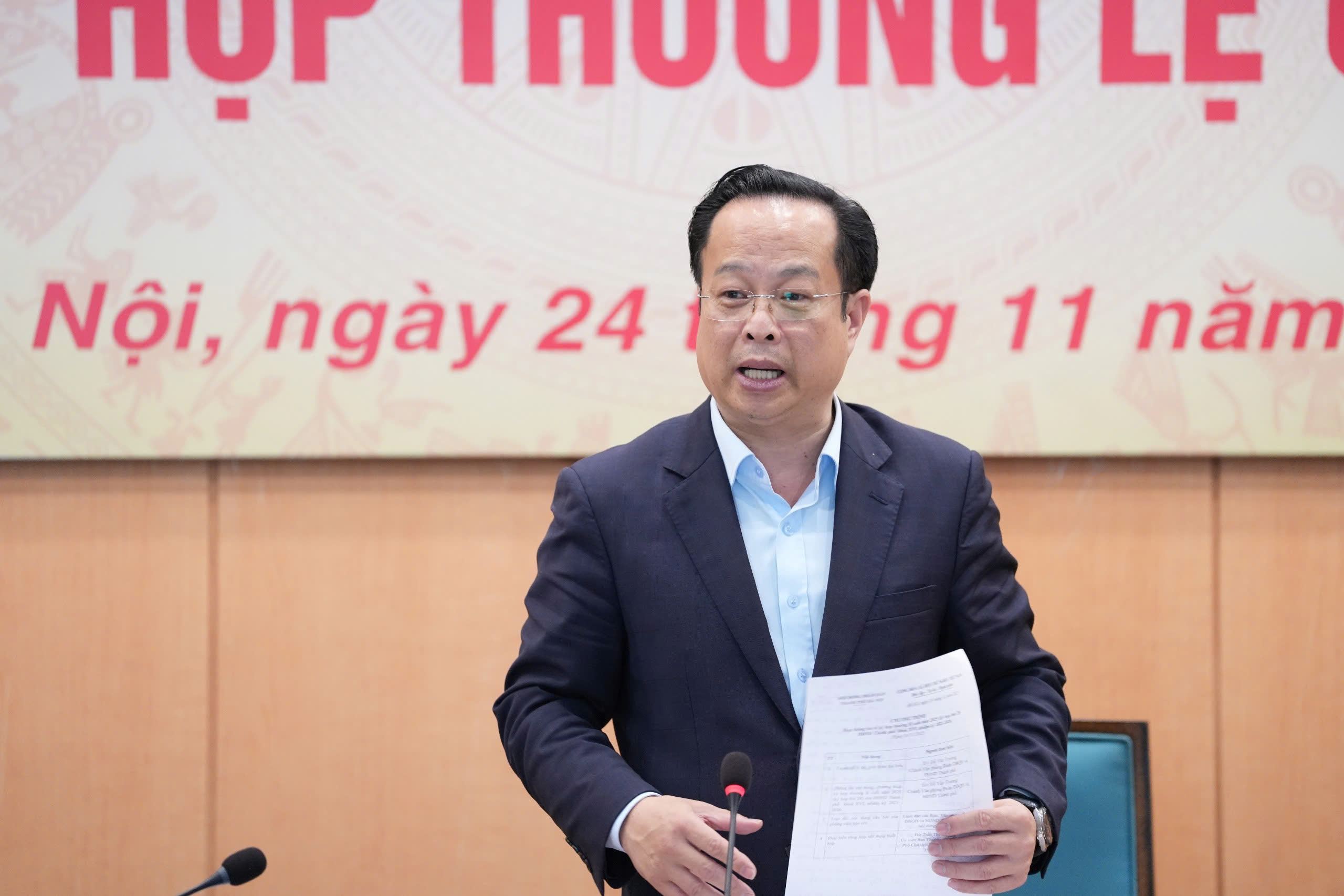 河内市人民议会就新土地价格表草案可能推高市场平均价格的担忧说了什么？