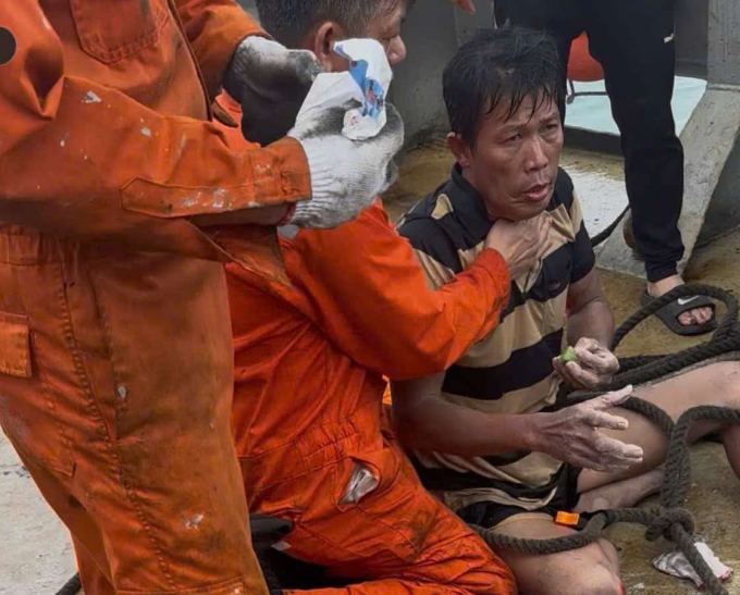 海上幸存42小时：'喝雨水，吃生螃蟹求生'