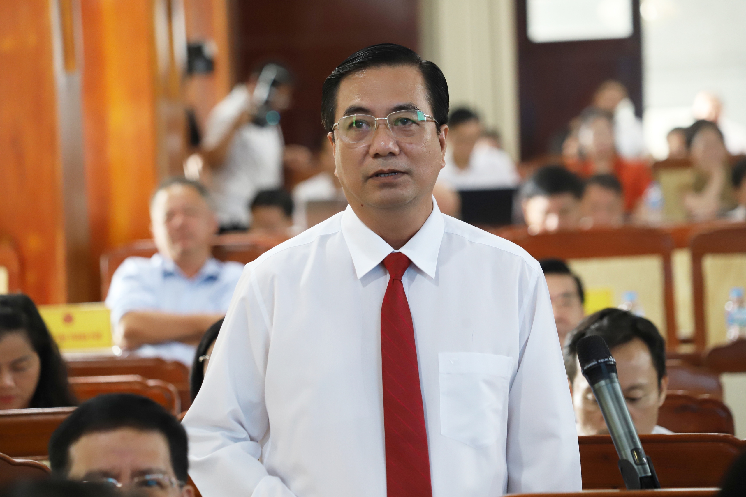 芹苴市人民议会代表质询关于乡级干部“既过剩又短缺”的情况